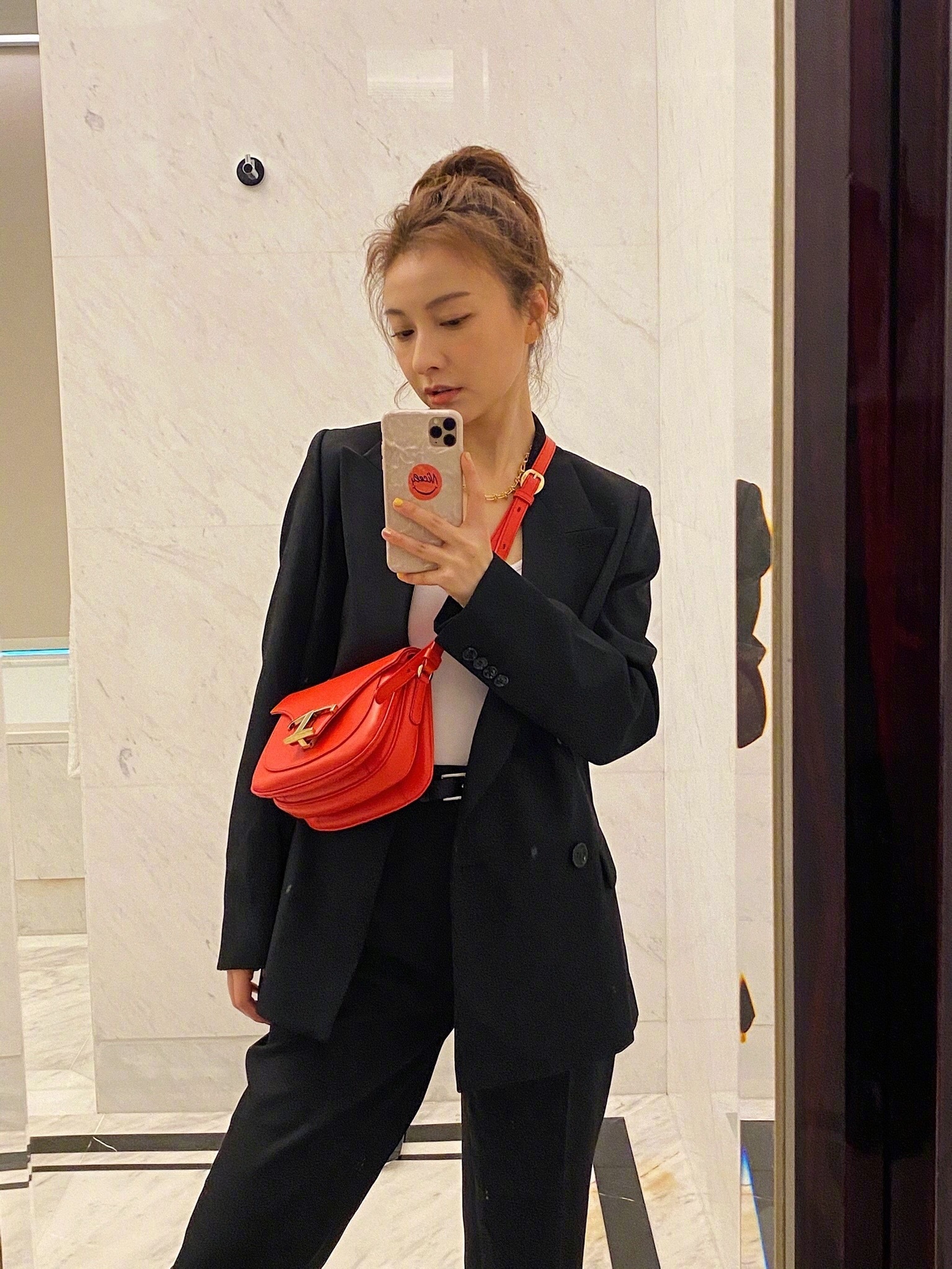 吴昕吊带裙凹造型,吴昕黑色吊带衫