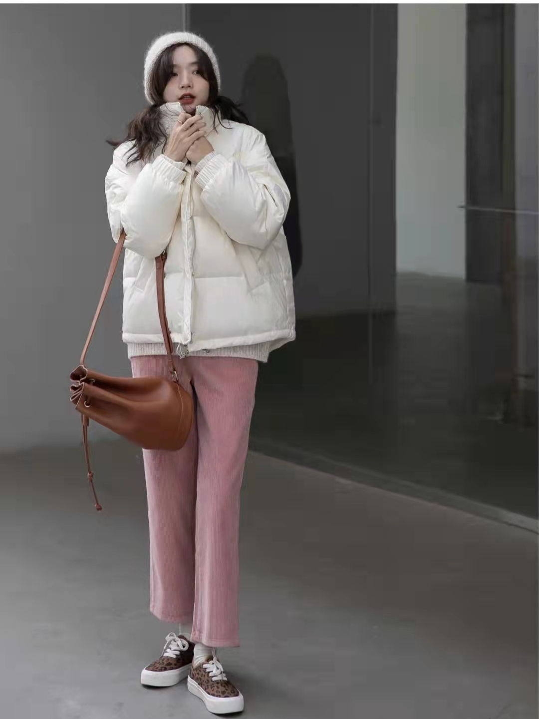 男生粉色衣服搭配什么颜色裤子,粉色针织衫搭配什么颜色裤子