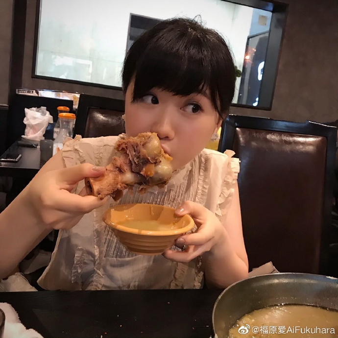 真香啊!福原爱不顾形象大口啃大棒骨,网友纷纷留言“馋坏了”