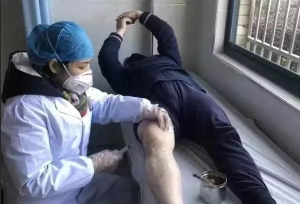 隔着屏幕的心疼！医生抽出民警膝盖里的积液，都已经化脓了