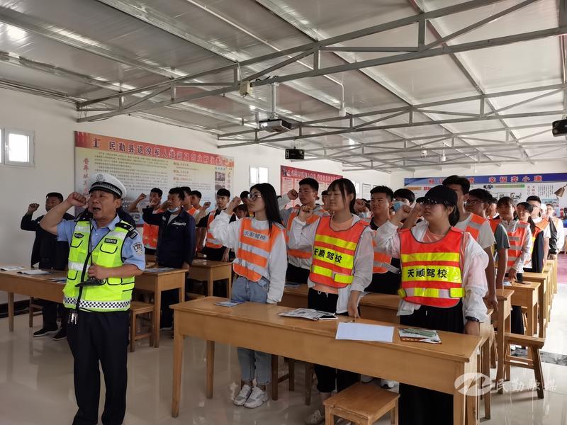 民勤交警开展交通安全警示教育,交警夏季道路交通安全宣传工作