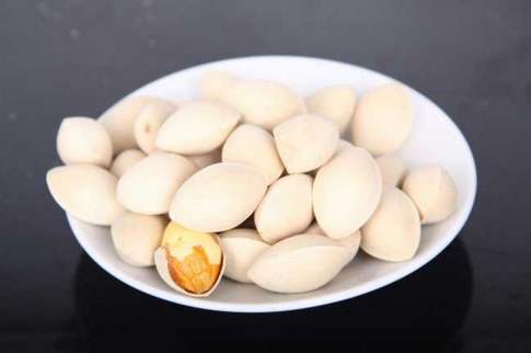 路边的树叶不要捡,银杏树在乡村两旁可以摘吗