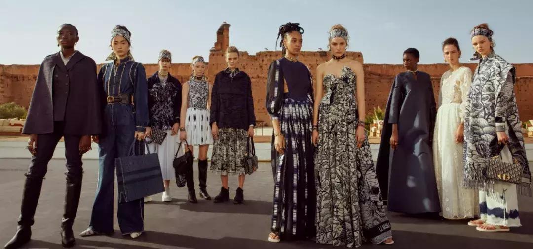 在摩洛哥皇宫，穿拖鞋看秀，是什么体验？