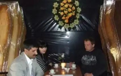 套套餐具、半裸服务……餐厅的“软色情”你能接受吗?