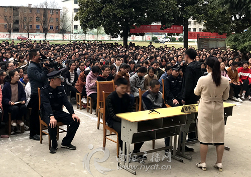 罗城一男子非法持有枪支获刑一年,非法持有枪支获刑20年