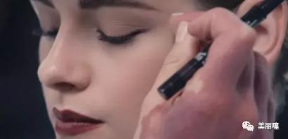 香奈儿首席化妆师为克里斯汀化妆,克里斯汀香奈儿化妆视频