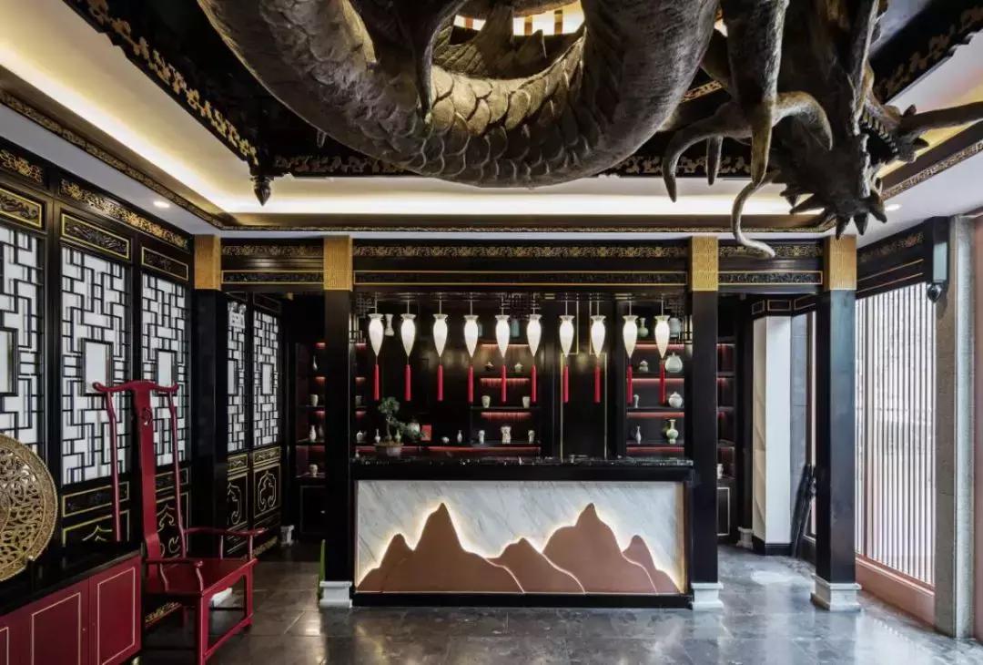 西安一“怪”店，没有散座，厅堂还悬了只大金龙