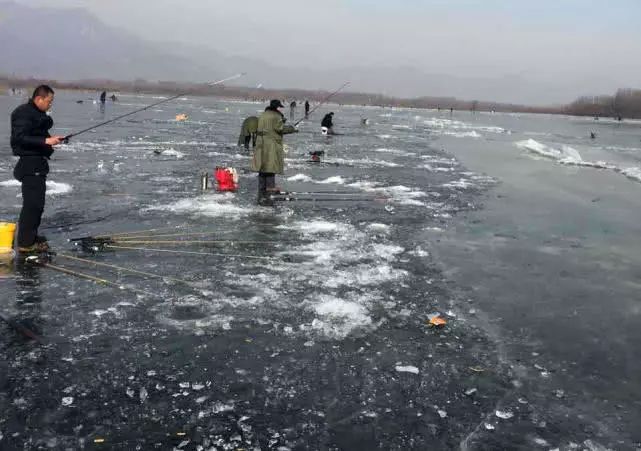 冬季冰钓钓深还是钓浅,冬季冰钓如何找鱼窝