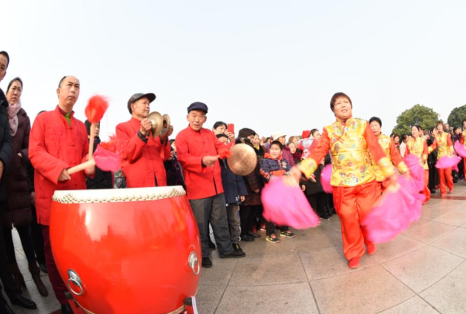 广元市老城小西街嘉陵广场,看看广场有多热闹
