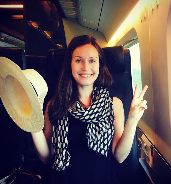 芬兰34岁美女总理自拍图曝光：喜欢与帅哥合影，爱分享私生活