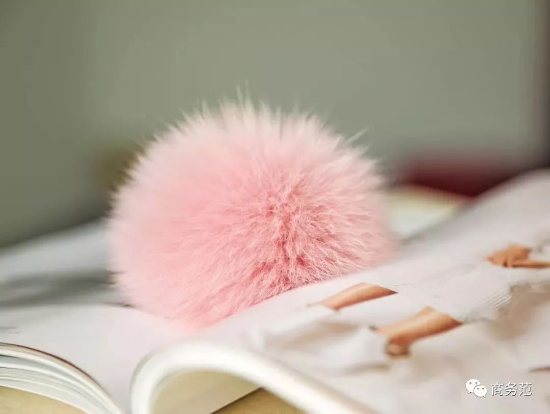 鼠年的女人买什么色的包包好,大牌鼠年限量款包包