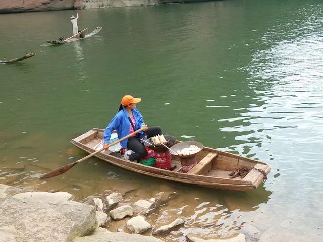 一个让人流连忘返的地方，山清水秀，只需要坐在河边发呆就行。