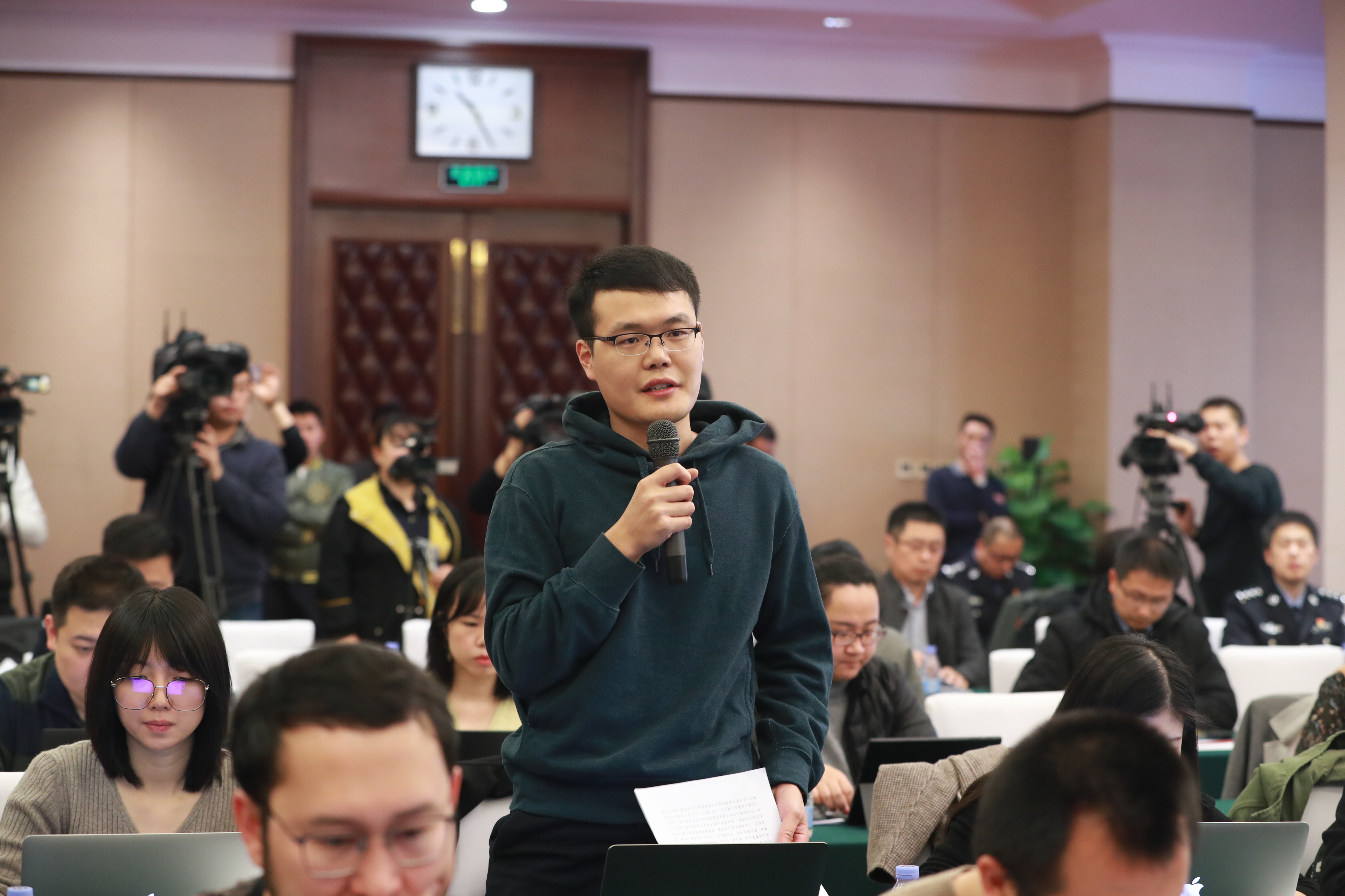 严厉打击涉网黑恶犯罪,重拳打击涉网违法