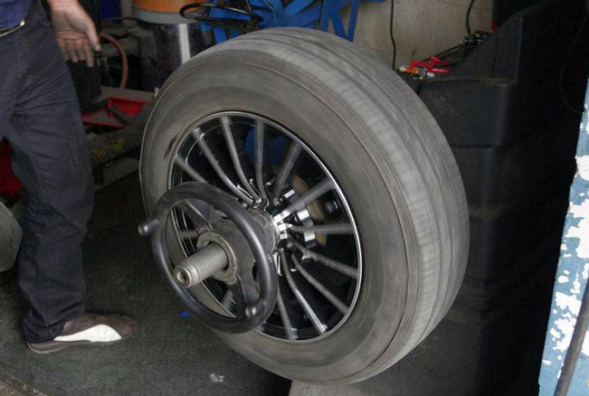 扎胎后该怎么处理摩托,扎胎了怎么办