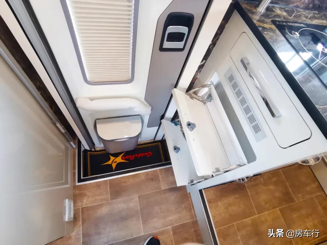 依维柯四驱升顶房车b型房车,依维柯c型房车戈士达房车