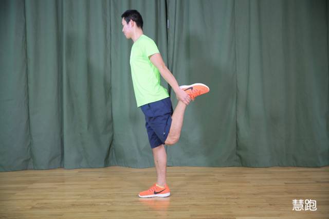 小臂拉伸细节,跳绳热身拉伸动作细节