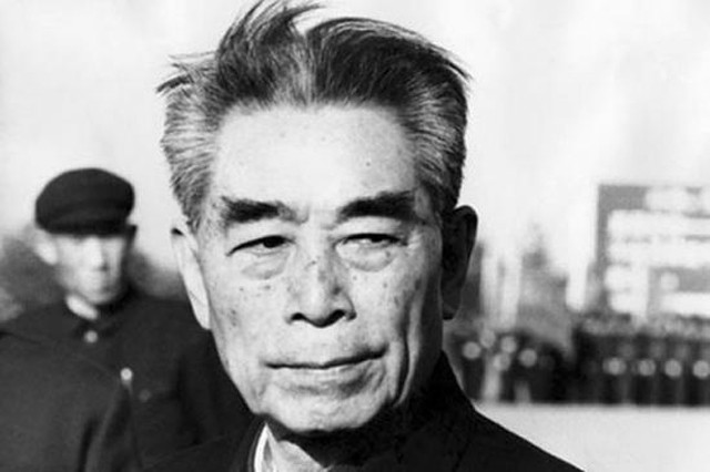 周恩来的最后几年：五次大手术仍坚持工作，旧衣作寿衣，骨灰入海