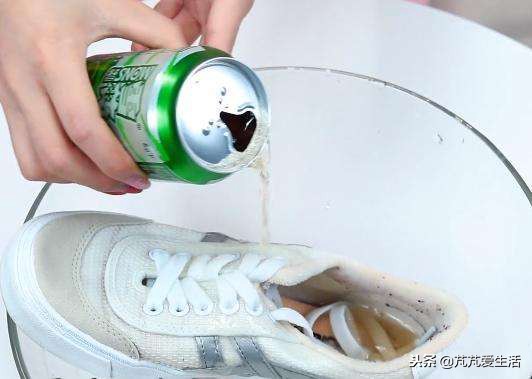 小白鞋穿久了又脏又黄,小白鞋好穿却难洗
