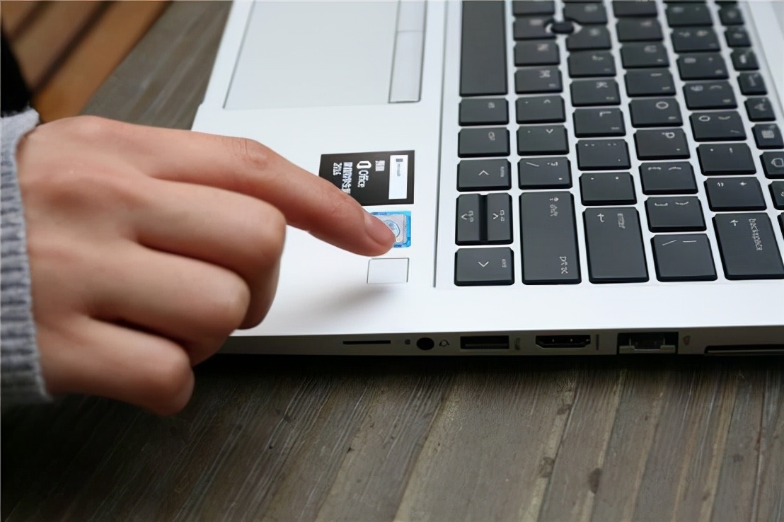 惠普elitebook840g4怎么样,惠普一键防窥