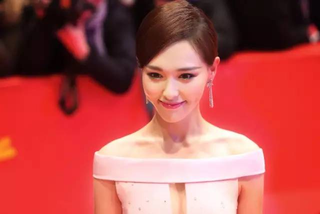 唐嫣一袭红衣亮相代言珠宝,唐嫣私下的珠宝