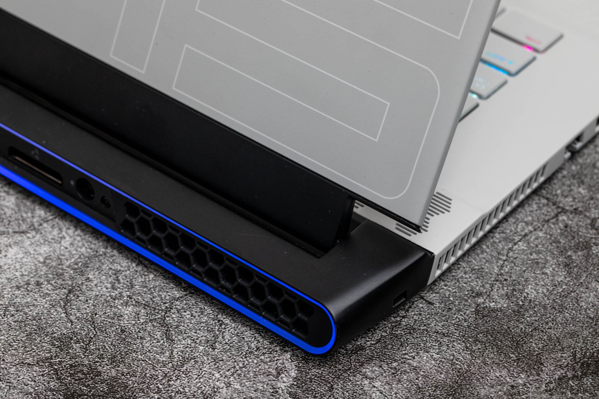 戴尔外星人m15r6测评是什么系统,戴尔外星人m15r2雷电接口