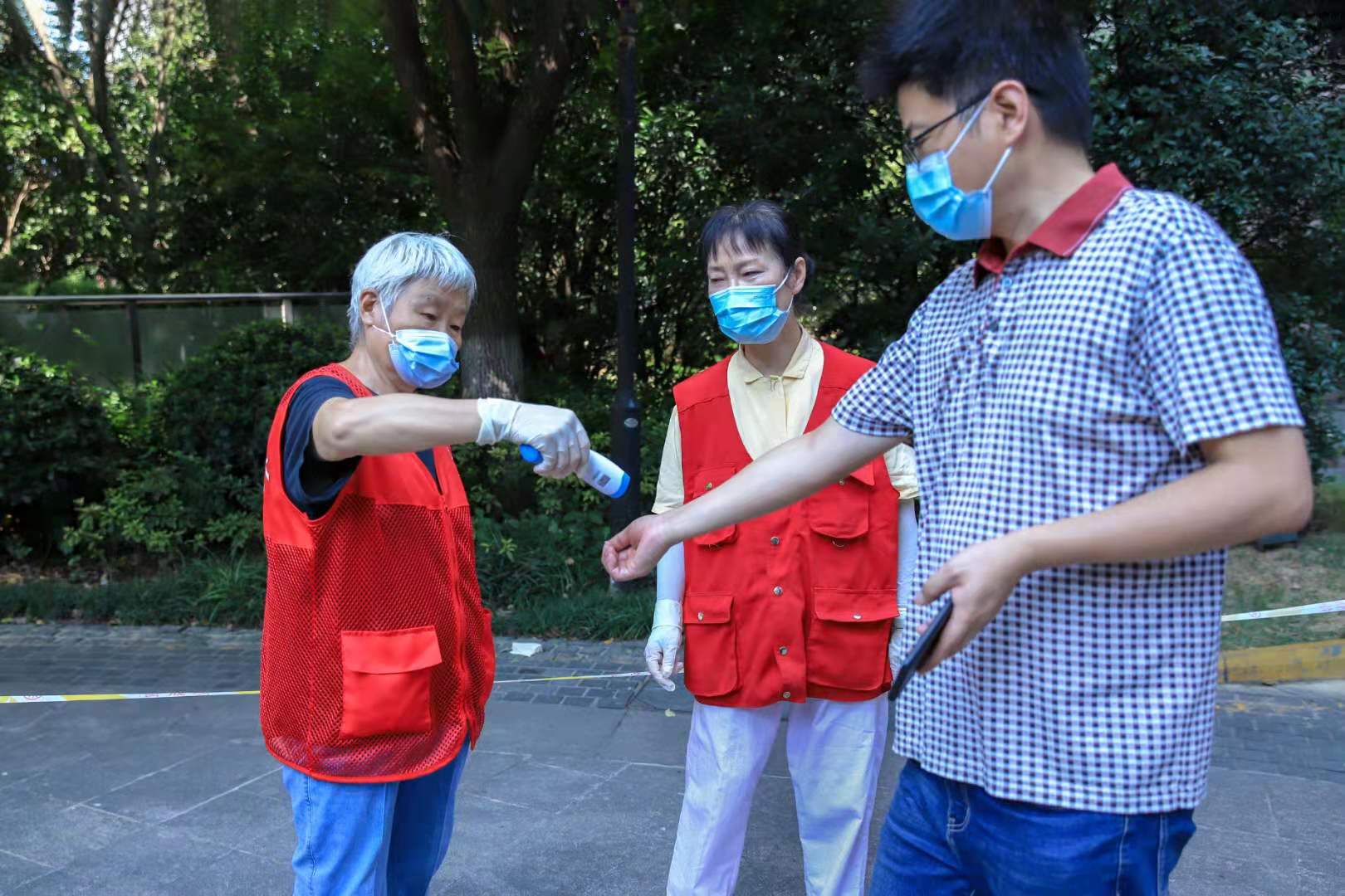 区街新闻|70多幅照片记录世茂滨江社区辖内志愿者,南京感谢你们