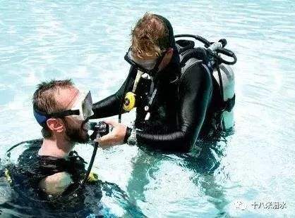 尼克胡哲:没有四肢的演说家,曾三次自杀,今有四子,娶得美妻