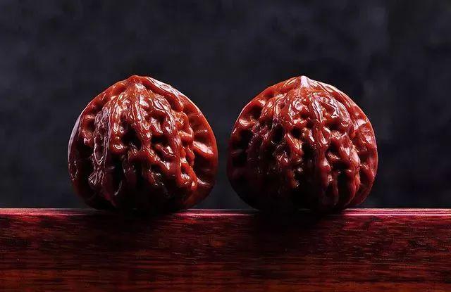 文玩核桃文盘与武盘各有什么好处,文玩核桃不盘的时候要放袋子里吗