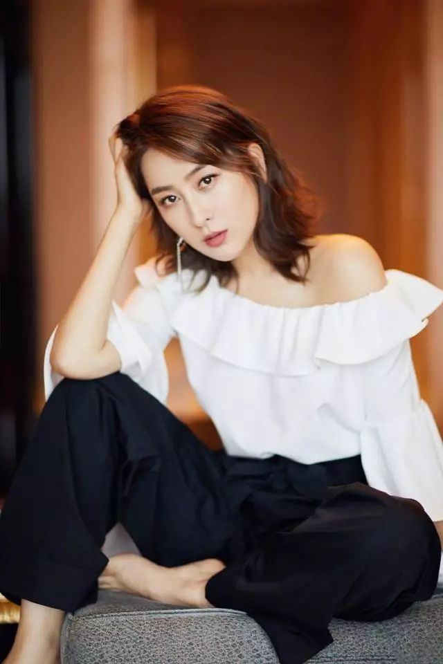 马苏有料也敢秀，穿抹胸礼服“撑”得真够满，不用手提也掉不下来