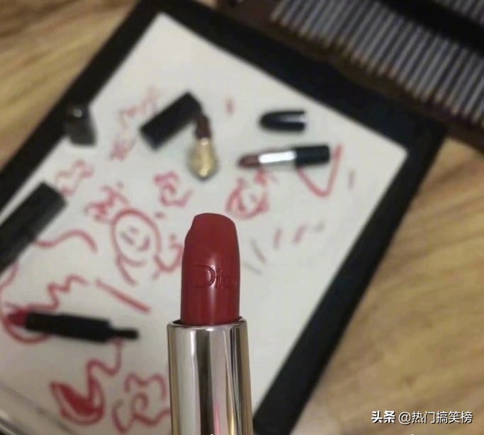 口红画断了,口红画出来了怎么修掉