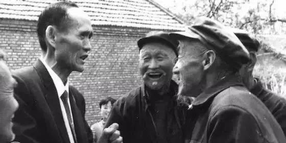 一落魄台籍老农回乡,中组部严肃调查:恢复*党**籍,享受干部待遇