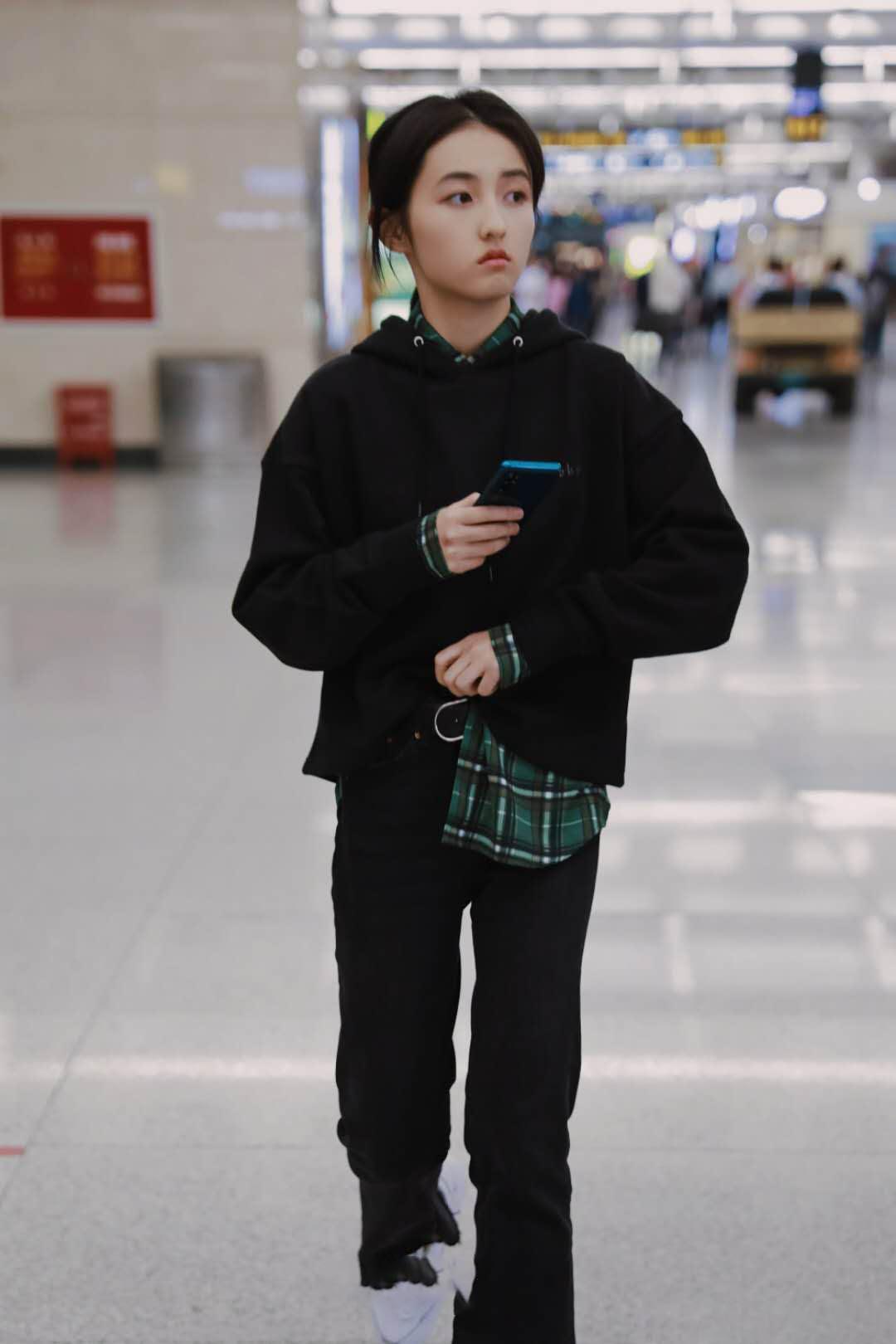 张子枫穿吊带工装裙露背,张子枫现身机场穿连帽卫衣