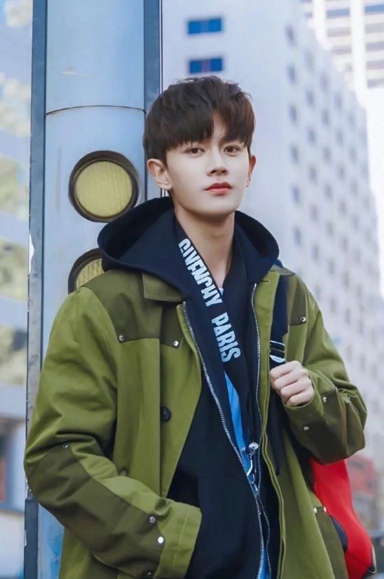 衣品超级好的男明星,王嘉尔穿的蔡徐坤同款衣服