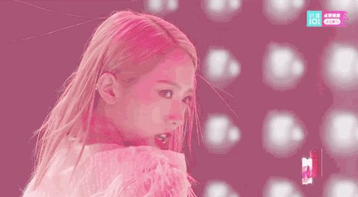 孟美岐黑色短裙,孟美岐紫色露脐衫