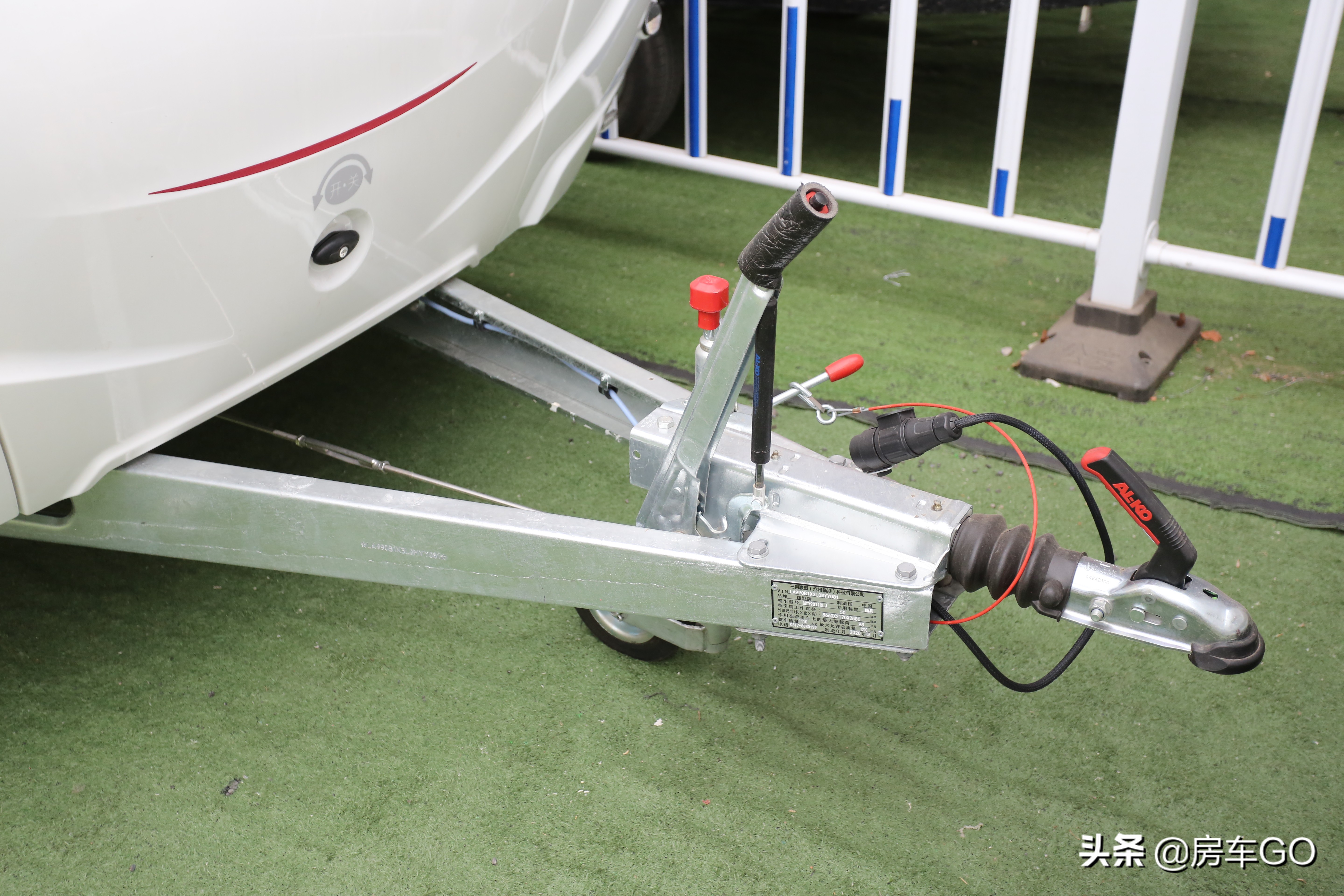 可以上蓝牌的拖挂房车,能住三人小型拖挂房车