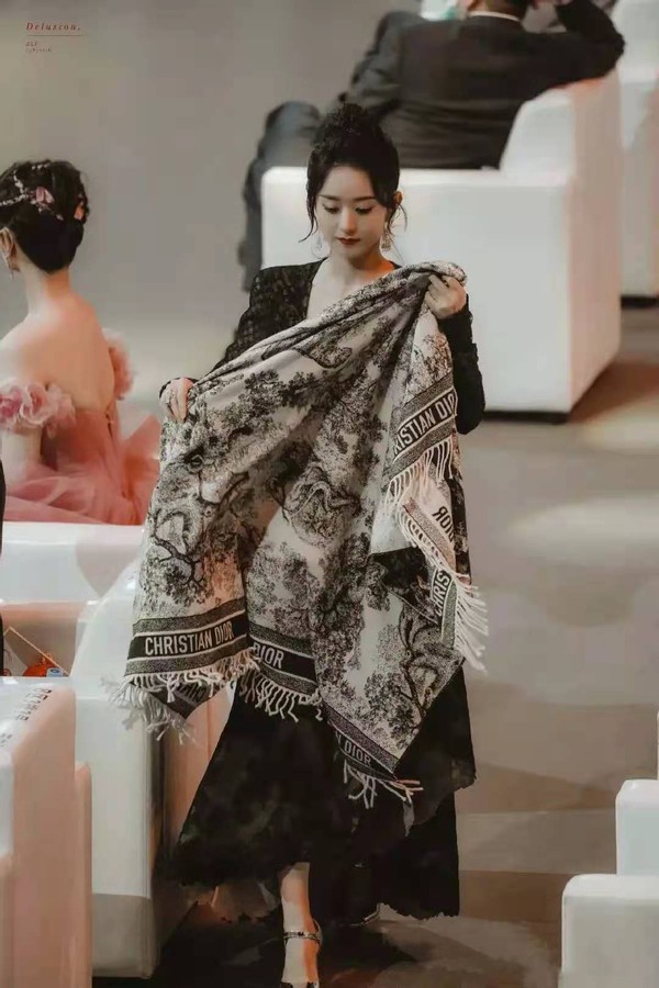 高梵黑金鹅绒服赵丽颖,赵丽颖黑色露肩礼服变时尚辣妈