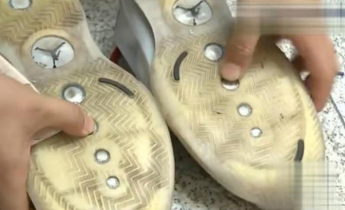 耐克买的篮球鞋能退吗,耐克鞋买了2个月就破了怎么退