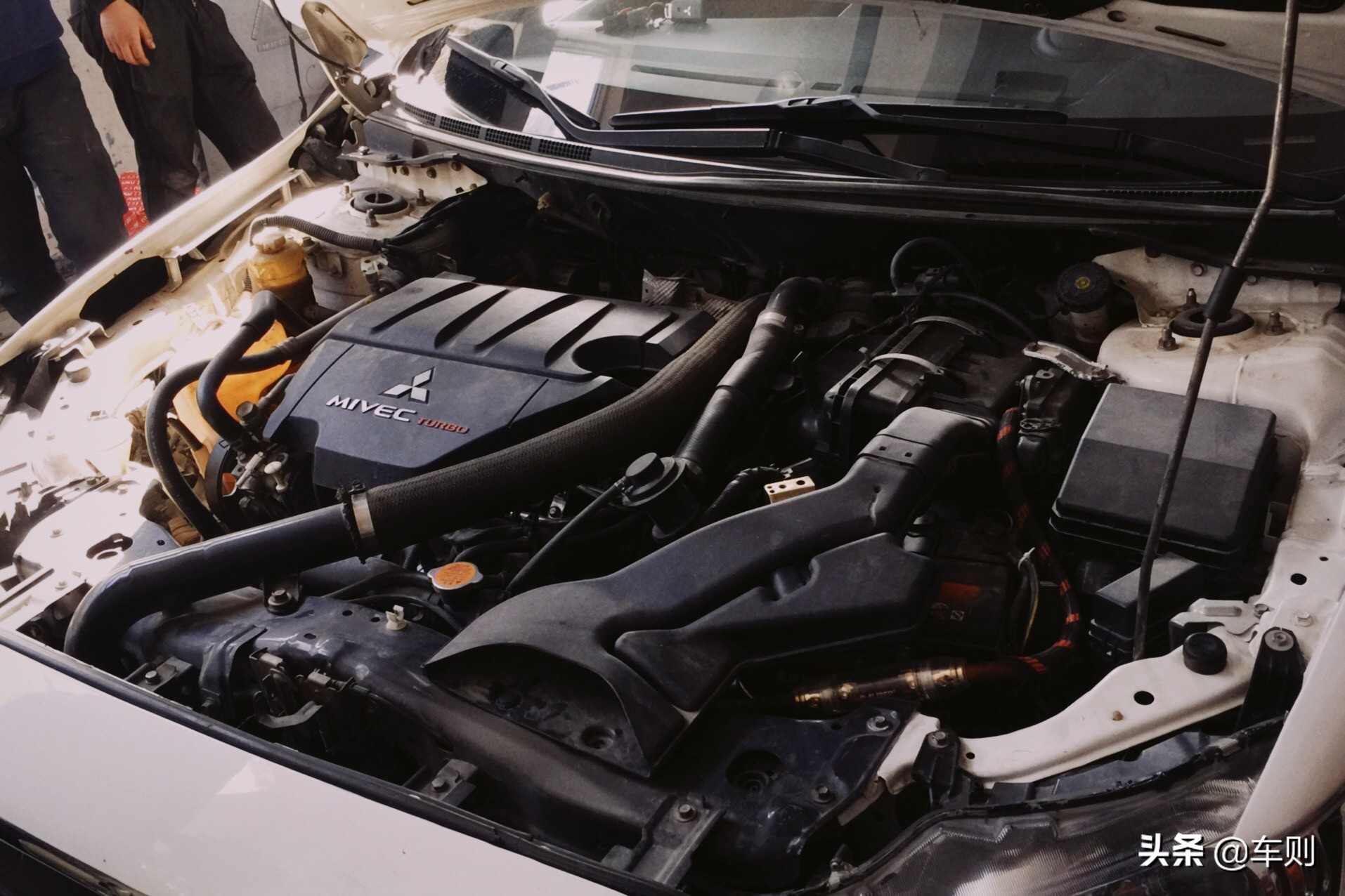 过年买新车炫富，当全村人面掉进水里，排气进水竟然还能开回家