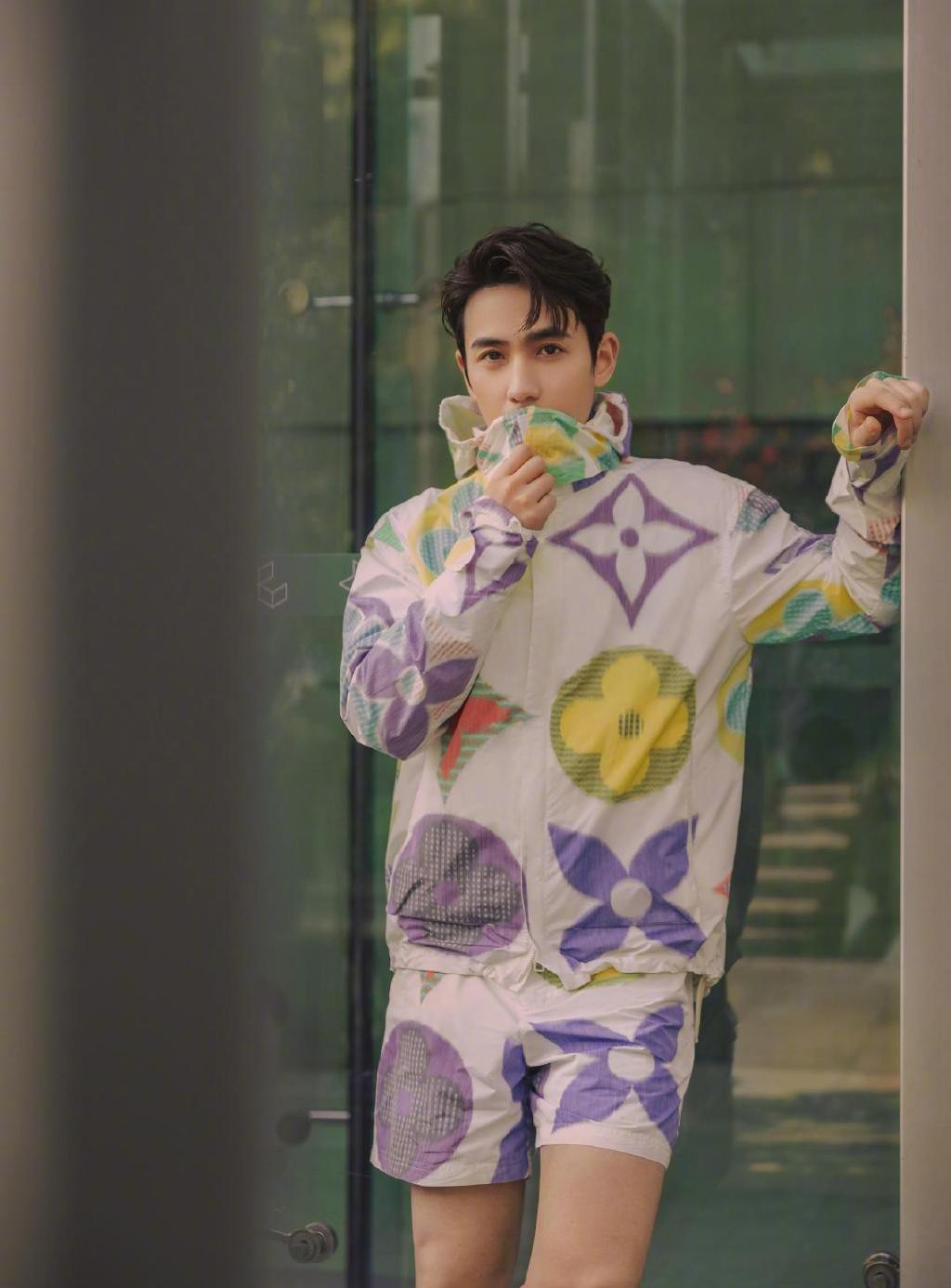 朱一龙黑色西装写真,朱一龙蓝色西服写真