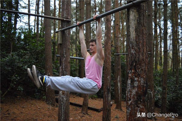 悬垂举腿腿抬不上去怎么办,做悬垂举腿膝盖伸不直