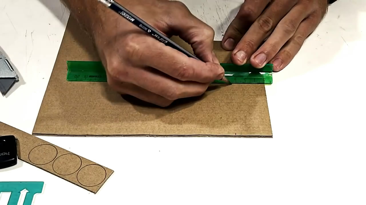 怎么做一个儿童纸板盒子机器人,用纸板做炫酷的机器人