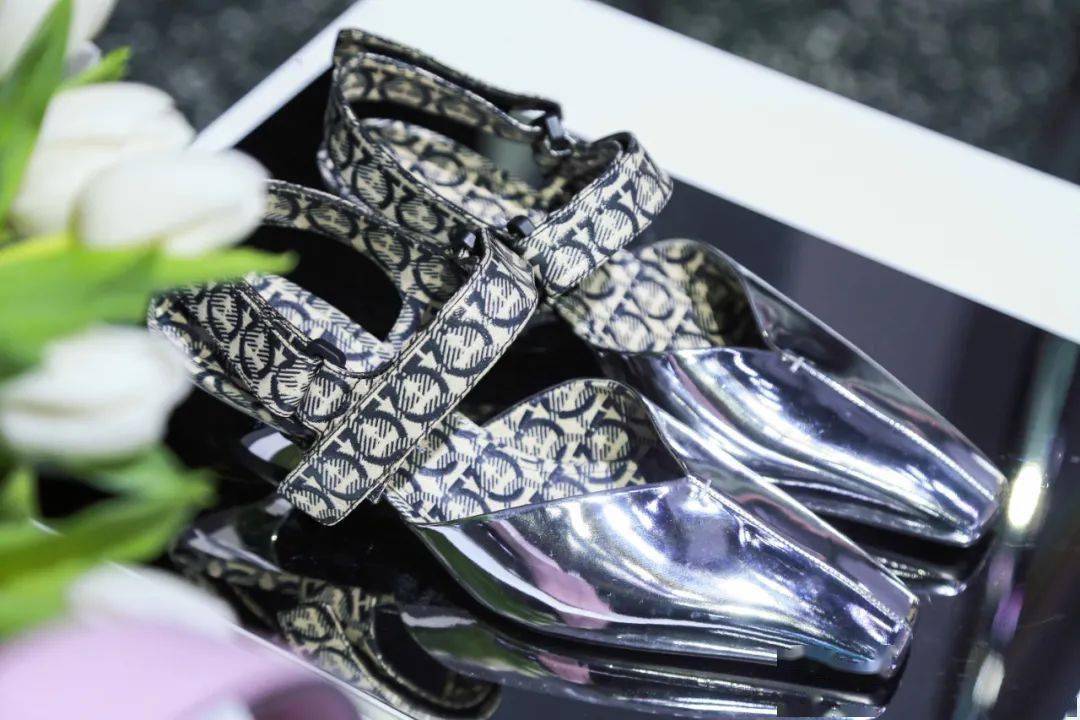 献礼影片《革命者》《1921》上映、菲拉格慕发布2021冬季系列...