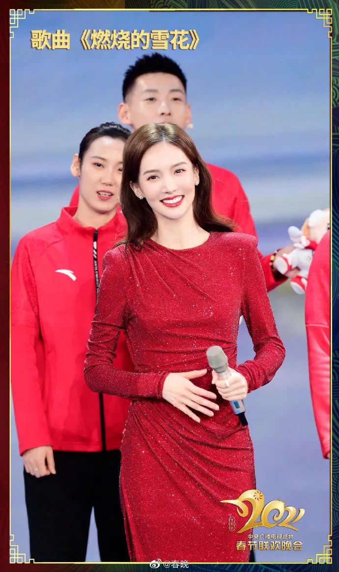 春晚时尚图鉴：热巴杨幂的红裙、王菲刷碗手套和董卿李思思的口红