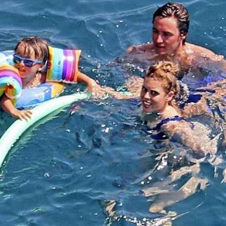 碧翠丝公主外出购物衣品见长，黑西装很有型，借百褶裙巧妙遮孕肚