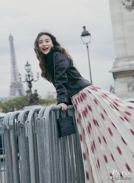 baby看表演,baby身穿绿色闪光裙搭配翅膀造型