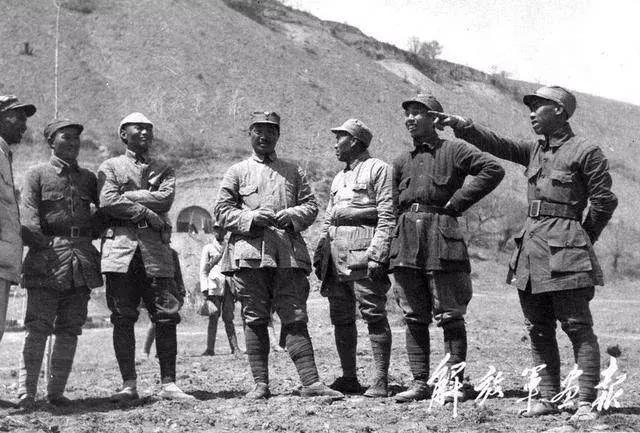 缅怀贺龙元帅，难忘菜刀、烟斗与胡子