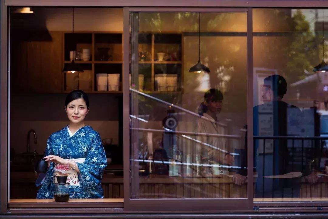 她拍了2000位美女，打*网破**红脸审美：这样的美人，流水线生产不出