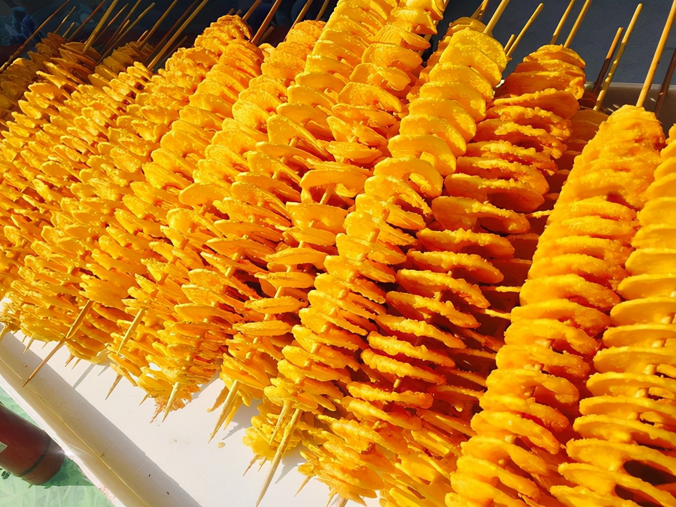 他用惠福莱小吃车卖黄金薯塔，实现了自家土豆的自产自销