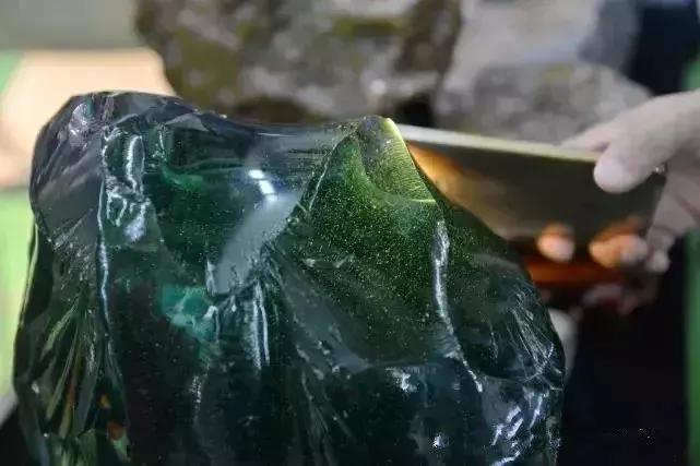 一块不起眼的石头竟然价值几个亿,一块不起眼石头拍出几个亿