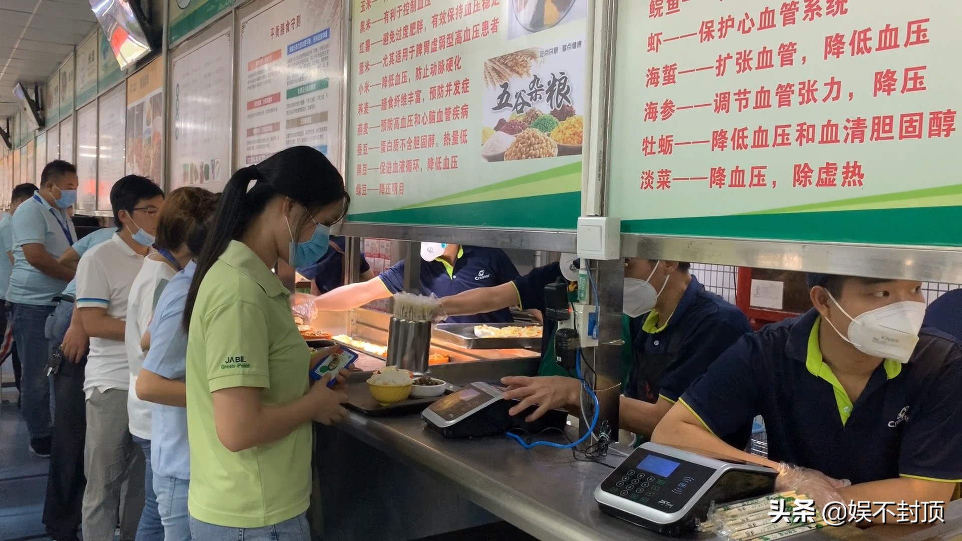 工厂工资8000得加班多少小时,电子厂每天加班10点工资6000